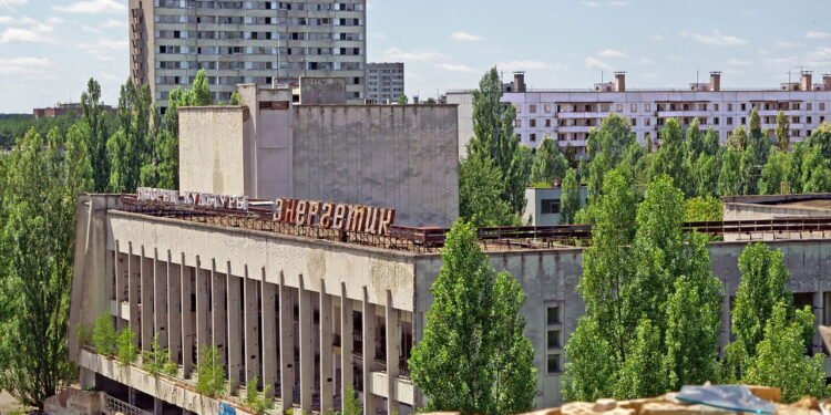Ruínas silenciosas revelam a passagem do tempo em cidades fantasmas