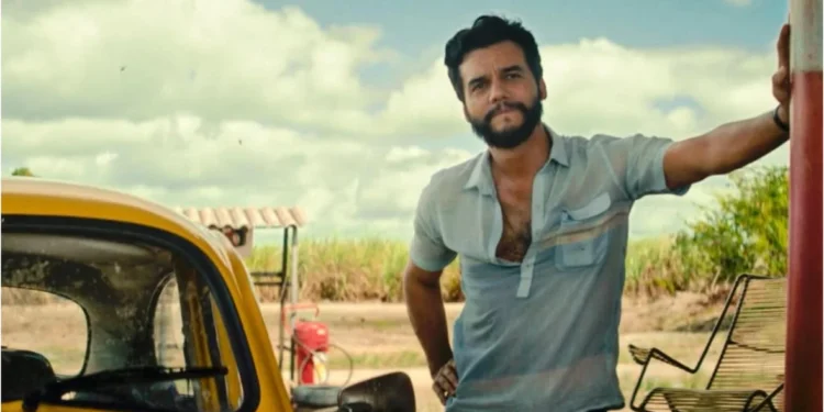 Wagner Moura em cena de O Agente Secreto