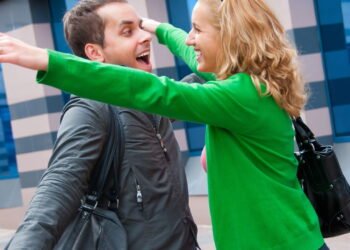 Costumes brasileiros, abraços e beijos em desconhecidos não são bem recebidos em culturas mais reservadas