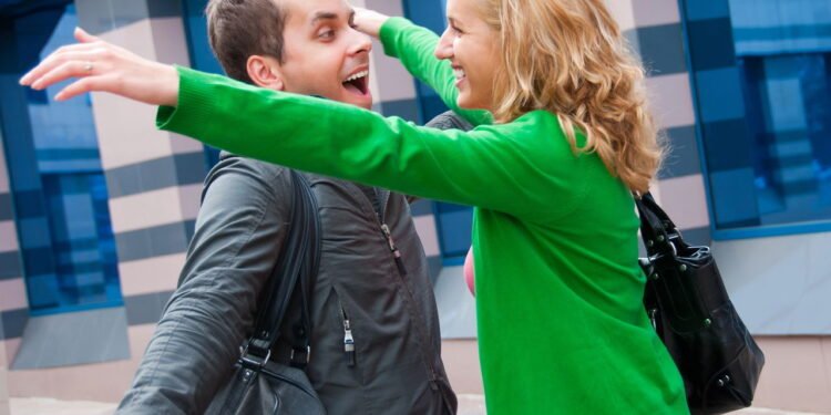 Costumes brasileiros, abraços e beijos em desconhecidos não são bem recebidos em culturas mais reservadas