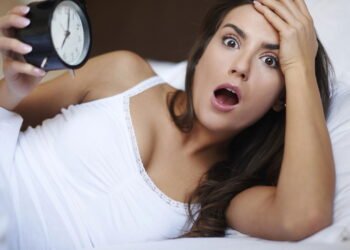 Acordar no meio da madrugada é um fenômeno comum ligado ao relógio biológico