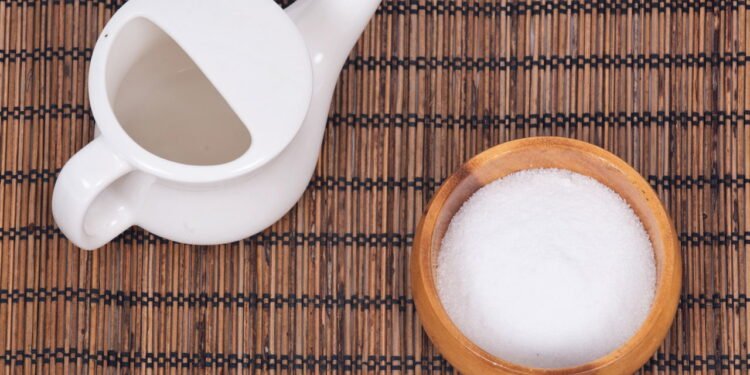 Água e sal resulta em uma solução salina, que é útil para diversas finalidades caseiras e culinárias - depositphotos.com / bjphotographs