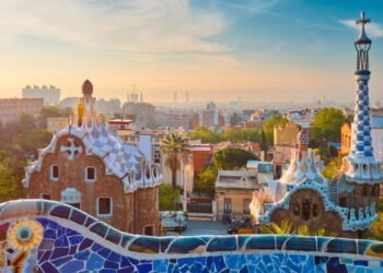 Barcelona combina arte, história e vida vibrante para quem viaja sozinho pela Europa