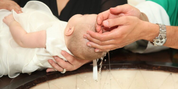 Batismo: início de uma jornada de fé e identidade - depositphotos.com / AntonioGravante