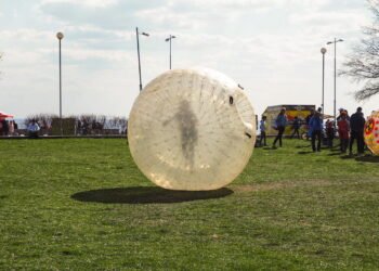 Bolhas infláveis se popularizaram em áreas de lazer e eventos