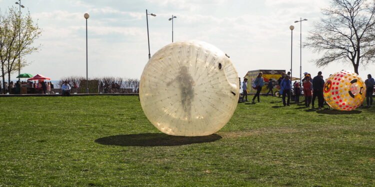 Bolhas infláveis se popularizaram em áreas de lazer e eventos