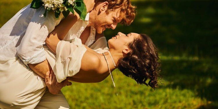 Muito além da estética, o casamento intimista é sobre criar memórias reais ao lado de quem realmente importa - depositphotos.com / AllaSerebrina