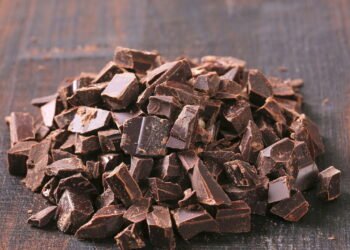 Chocolate amargo é uma das opções de doces com baixas calorias - depositphotos.com/ajafoto