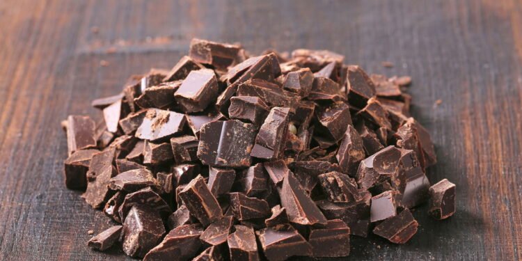 Chocolate amargo é uma das opções de doces com baixas calorias - depositphotos.com/ajafoto
