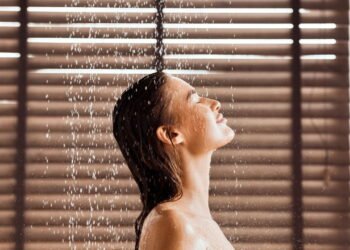 Tomar banho de manhã ou à noite? Entenda os benefícios e escolha o melhor horário para sua rotina de higiene, com foco na saúde da pele e bem-estar