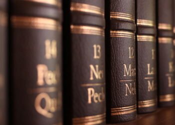 Exemplares de enciclopédias impressas marcaram gerações como símbolos de saber