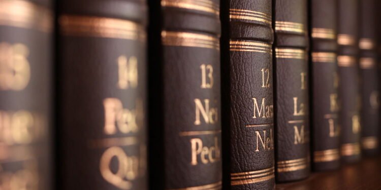 Exemplares de enciclopédias impressas marcaram gerações como símbolos de saber