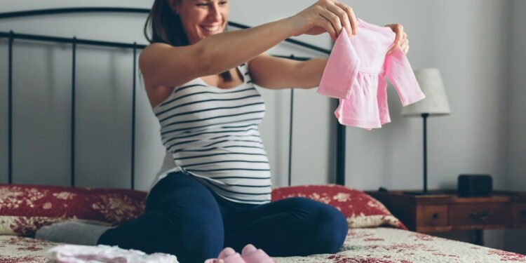 Fazer o enxoval do bebê é um dos momentos mais aguardados de uma gestação - depositphotos.com / doble.dphoto