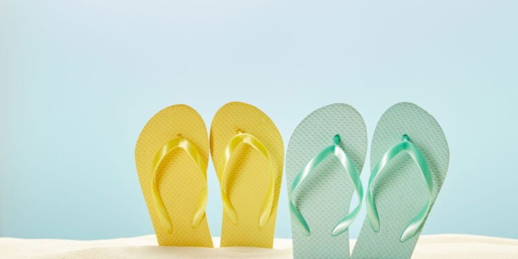 Conforto, identidade e estilo: o chinelo é mais que um calçado — é um símbolo do jeito brasileiro de viver - depositphotos.com / AntonMatyukha