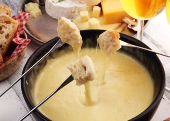 Faça um bom fondue usando queijos baratos e fáceis de achar