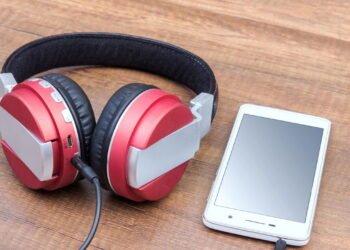 Fones de ouvido se tornaram parte do dia a dia, mas exigem uso consciente