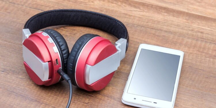 Fones de ouvido se tornaram parte do dia a dia, mas exigem uso consciente