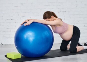 Grávida faz exercícios