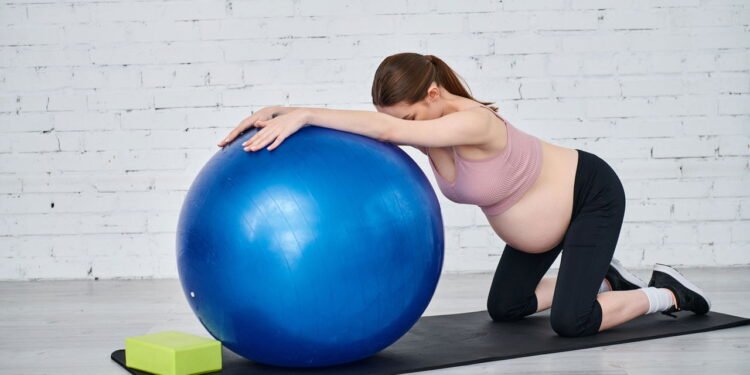 Grávida faz exercícios