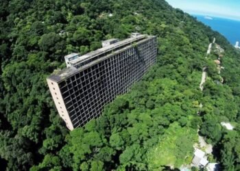Vista externa do edifício conhecido como Hotel Esqueleto, um marco de mistério no Rio