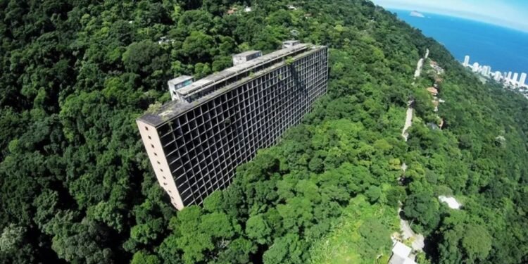 Vista externa do edifício conhecido como Hotel Esqueleto, um marco de mistério no Rio