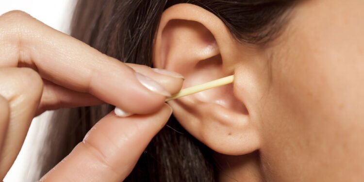 Atitudes inadequadas durante a limpeza dos ouvidos podem comprometer a audição e aumentar os riscos de infecções - depositphotos.com / VGeorgiev