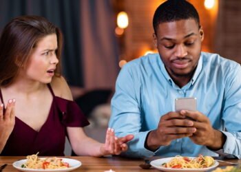 O uso excessivo do celular pode afetar relações pessoais