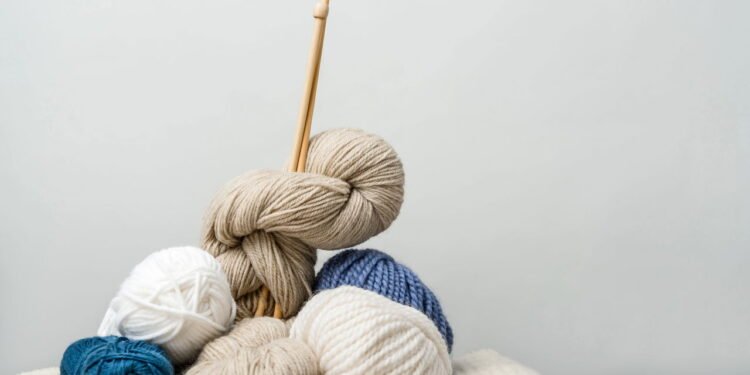 O tricô pode ser uma atividade aliada à saúde mental - depositphotos.com / AntonMatyukha