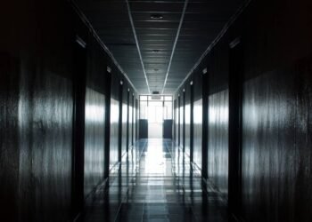 A ciência por trás da sensação de assombração em alguns espaços — mesmo quando não são.