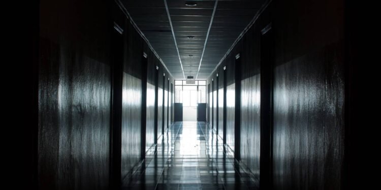 A ciência por trás da sensação de assombração em alguns espaços — mesmo quando não são.