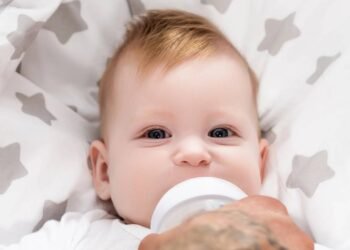 Compreenda o cronograma ideal de alimentação do bebê: saiba quantas vezes amamentar e dicas para garantir a nutrição adequada.