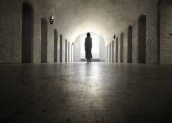 Arquitetura e cérebro humano: saiba por que corredores longos podem causar medo 