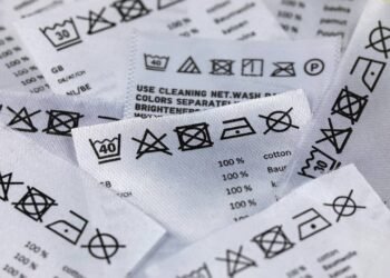 Símbolos de lavagem nas etiquetas: saiba como preservar suas roupas