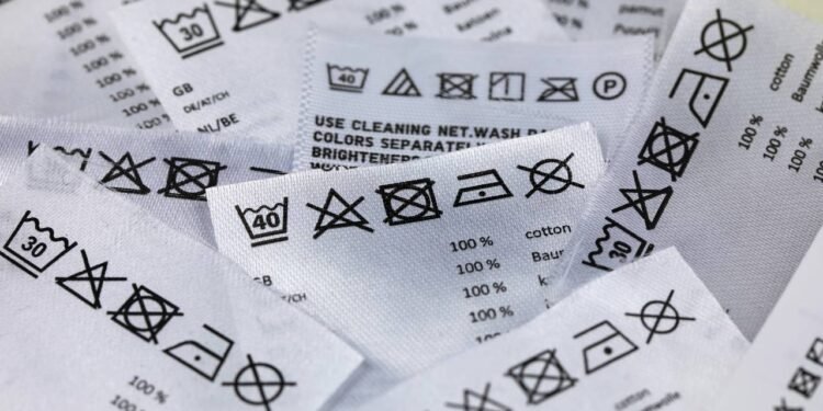 Símbolos de lavagem nas etiquetas: saiba como preservar suas roupas