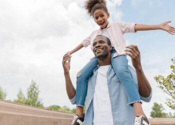 Como pais estão quebrando o tabu e preparando filhas para a primeira menstruação