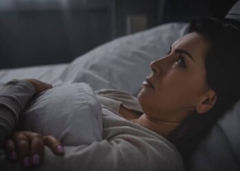 Cansado, mas não consegue dormir? Descubra possíveis motivos