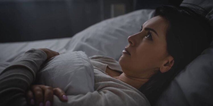 Cansado, mas não consegue dormir? Descubra possíveis motivos