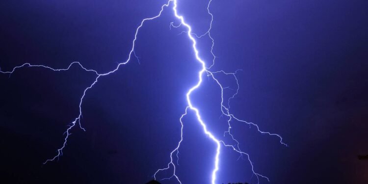 Afinal, um raio cai ou não cai duas vezes no mesmo lugar? Descubra a verdade!