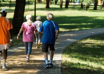 Conheça os benefícios de caminhar para trás