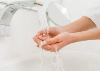 Dicas infalíveis para tirar o cheiro de água sanitária impregnado das mãos