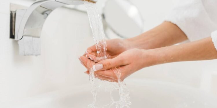 Dicas infalíveis para tirar o cheiro de água sanitária impregnado das mãos