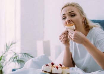 Por que o estresse nos faz comer mais e como controlar isso