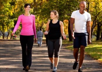 Uma caminhada longa ou várias curtas? Veja qual é a melhor saída para sua saúde!