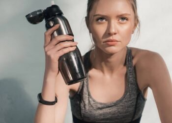 Não lavar a garrafa de água pode gerar riscos à saúde e até levar à morte