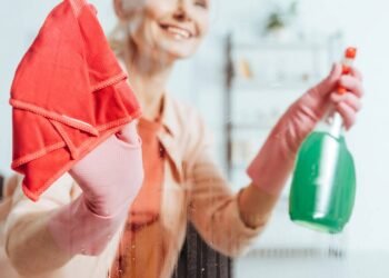 Adeus manchas! Conheça truque caseiro para limpar vidros