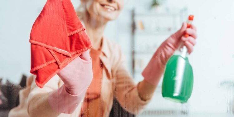 Adeus manchas! Conheça truque caseiro para limpar vidros