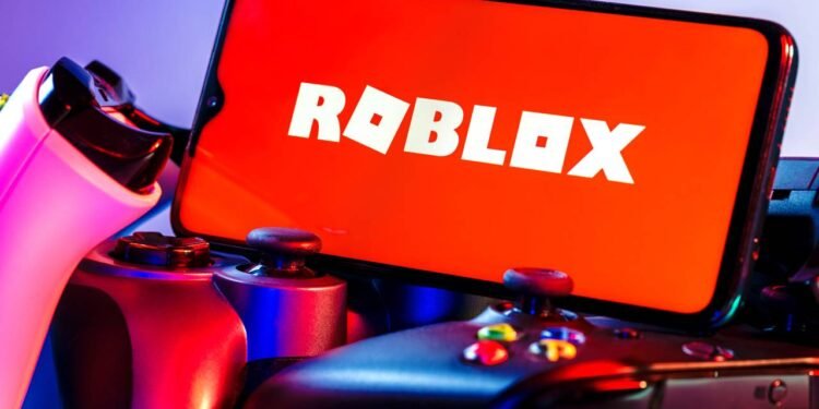 Proteger crianças em plataformas online como a Roblox é essencial diante dos riscos presentes no ambiente digital. Garantir que menores interajam preferencialmente com usuários da mesma faixa etária aumenta a segurança, reduz a exposição a conteúdos inadequados e dificulta o contato com possíveis ameaças. Com o acesso de jovens à internet crescendo, plataformas precisam reforçar políticas e tecnologias voltadas à proteção de seus usuários mais vulneráveis.
A criação de ambientes virtuais que reproduzem dinâmicas sociais do mundo real vem ganhando espaço, especialmente em plataformas populares entre crianças e adolescentes. A proposta é incentivar interações entre usuários de idades semelhantes, mantendo um nível adequado de segurança e conforto. O avanço da inteligência artificial também fortalece esse processo, permitindo monitorar conversas e atividades de forma mais eficiente e apoiar ações de proteção.
Além do aspecto educativo, há uma necessidade prática de segurança digital. Restringir interações entre crianças e adultos reduz a possibilidade de atuação de predadores e golpistas que exploram brechas em ambientes virtuais. Essas medidas, consideradas essenciais por especialistas e autoridades, consolidam a segurança digital como prioridade nas plataformas voltadas ao público jovem.
Como a verificação de idade está sendo implementada nas plataformas digitais?
A crescente responsabilização de plataformas digitais quanto à proteção de menores tem levado ao desenvolvimento de mecanismos específicos para validar a idade dos usuários. A verificação etária pode ocorrer de diversas formas, como o envio de documentos, a adoção de sistemas automatizados de reconhecimento facial ou ainda a análise de padrões de uso. Em muitos casos, essas ferramentas são projetadas para dificultar o acesso de crianças a conteúdos e funcionalidades voltados para adultos, limitando inclusive, de modo proativo, as possibilidades de interação entre grupos etários distintos.
Além dessas barreiras tecnológicas, a legislação de vários países reforça a necessidade de ações preventivas. O Reino Unido, por exemplo, aplicou normas rigorosas que incluem verificações obrigatórias para impedir o acesso de menores a músicas e vídeos com linguagem inapropriada. Na Austrália, foi estabelecida a proibição ao uso de redes sociais por menores de 16 anos, enquanto o Brasil se prepara para adotar o ECA Digital, uma legislação que trará exigências semelhantes a partir de 2026. Em suma, observa-se um movimento internacional para que cada vez mais plataformas adotem um padrão elevado de segurança, implementando ferramentas inovadoras e orientando pais e responsáveis sobre os riscos do ambiente digital.
Quais são os efeitos da restrição de contatos entre crianças e adultos na Roblox?
Ao restringir o contato direto entre adultos e menores nas plataformas como a Roblox, buscam-se impactos positivos na redução de situações de risco, principalmente aquelas relacionadas à exposição de crianças a conteúdos impróprios ou a potenciais abusadores. Essas medidas tendem a criar barreiras adicionais para quem tenta se passar por adolescentes, valorizando a criação de ambientes mais controlados e, consequentemente, menos propensos a incidentes de segurança. Portanto, a restrição de contatos torna-se um fator-chave no aumento da confiança dos pais ao permitir a participação de seus filhos nessas comunidades digitais.
Redução de riscos: Ao limitar interações, diminui-se a possibilidade de contato inadequado entre adultos e menores.
Aproximação da experiência online à realidade: Grupos de amigos se formam com base em interesses e idades próximas, espelhando comportamentos do cotidiano escolar e social.
Incentivo à regulamentação internacional: Iniciativas como essa podem servir de referência para outras plataformas digitais, estimulando padrões mais rígidos de proteção infantil.
Quais desafios as novas leis e ferramentas de segurança enfrentam?
Apesar do avanço das tecnologias de verificação de idade, a implementação dessas soluções ainda encontra limitações. A adaptação rápida das crianças aos mecanismos digitais muitas vezes possibilita a contorna das restrições impostas, seja utilizando dados de adultos ou criando perfis falsos. Entretanto, para driblar essas práticas, empresas investem em algoritmos capazes de identificar comportamentos atípicos e perfis suspeitos, minimizando brechas de segurança. Além disso, garantir a privacidade dos usuários durante a coleta e o armazenamento de informações pessoais é uma preocupação constante, que exige atenção redobrada por parte das empresas e dos órgãos reguladores.
O cenário global aponta para um movimento de ajuste e acompanhamento contínuo, em que cada mudança tecnológica ou legal demanda uma resposta ágil das plataformas. Sendo assim, tanto a responsabilização das empresas quanto o engajamento das famílias na supervisão das atividades online de crianças e adolescentes compõem o mosaico de ações necessárias para uma internet mais segura. Portanto, o equilíbrio entre inovação tecnológica e respeito à privacidade segue sendo um dos principais desafios do setor.
O que muda com o ECA Digital no Brasil?
Com a chegada do ECA Digital no Brasil, prevista para entrar em vigor em março de 2026, haverá impactos diretos na vida digital de jovens brasileiros. A lei exigirá que redes sociais, aplicativos de mensagens e outras plataformas digitais não apenas identifiquem a faixa etária de seus usuários, mas também limitem, de forma clara, o acesso a conteúdos e ferramentas considerados impróprios para cada etapa da infância e adolescência. Importante mencionar que essas limitações só poderão ser flexibilizadas mediante autorização expressa dos pais ou responsáveis legais. Aliás, essa legislação reflete tendências internacionais que priorizam a construção de ambientes cada vez mais seguros e saudáveis para crianças e adolescentes.
Obrigatoriedade de verificação de idade em todas as plataformas digitais.
Oferta de conteúdo curado segundo a faixa etária do usuário, conforme determina o Estatuto da Criança e do Adolescente.
Participação ativa dos pais na autorização do acesso a determinados tipos de conteúdo.
Essas transformações representam um esforço coletivo para driblar os desafios das interações digitais e proteger o público infantojuvenil. Ao mesmo tempo, sinalizam a tendência de maior rigor tanto por parte das plataformas quanto das legislações nacionais e internacionais. O debate sobre segurança e privacidade digital permanece em alta, à medida que a tecnologia segue evoluindo e novas questões emergem no horizonte virtual.