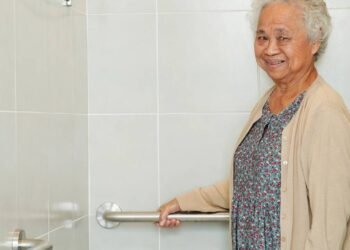 Segurança no banheiro: saiba como proteger idosos de quedas