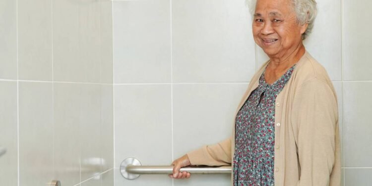 Segurança no banheiro: saiba como proteger idosos de quedas