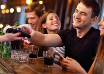 Conheça os apps que facilitam na hora de pagar a conta em grupo